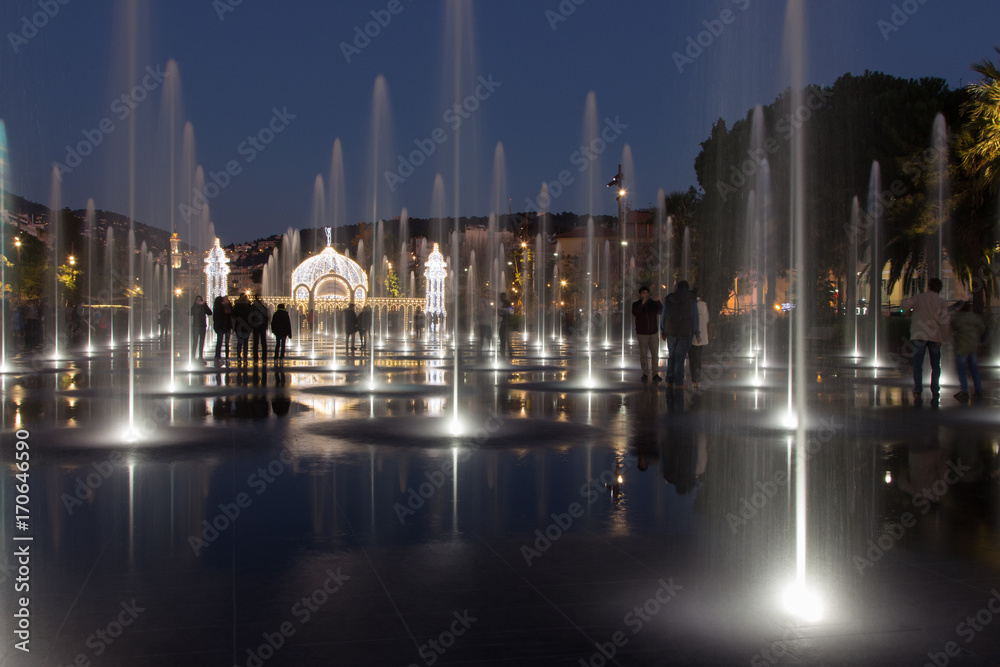 Fototapeta premium Ora blu con le luminarie e le fontane illuminate a Natale