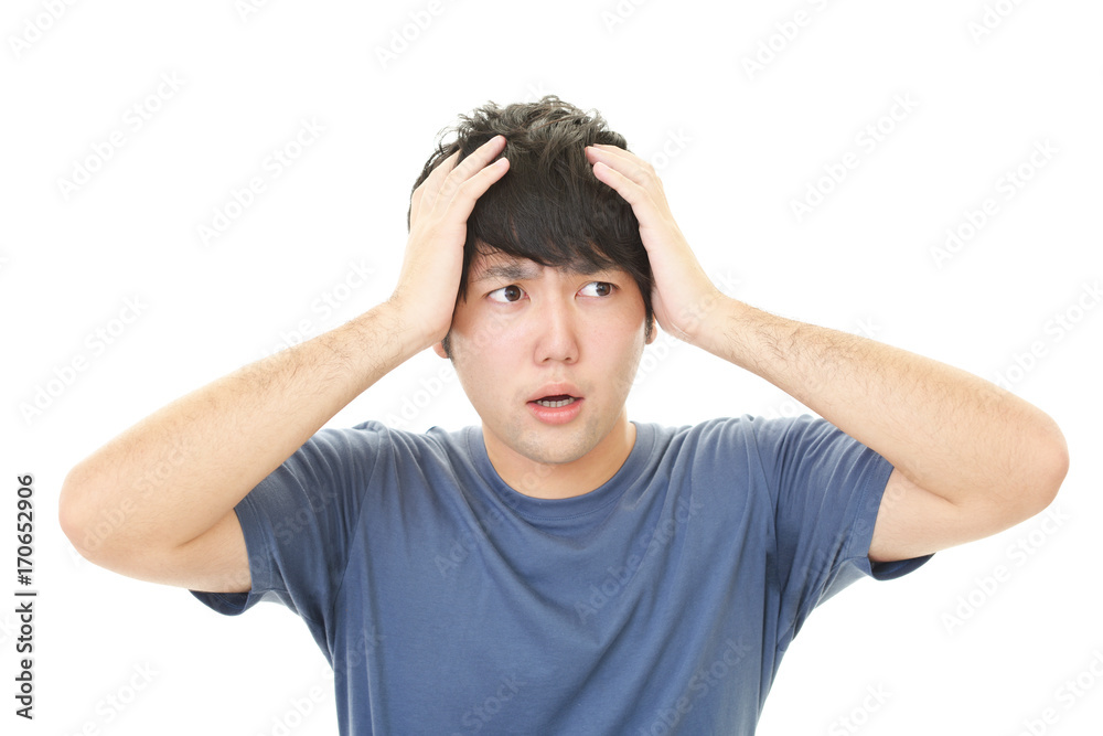 頭を抱える男性