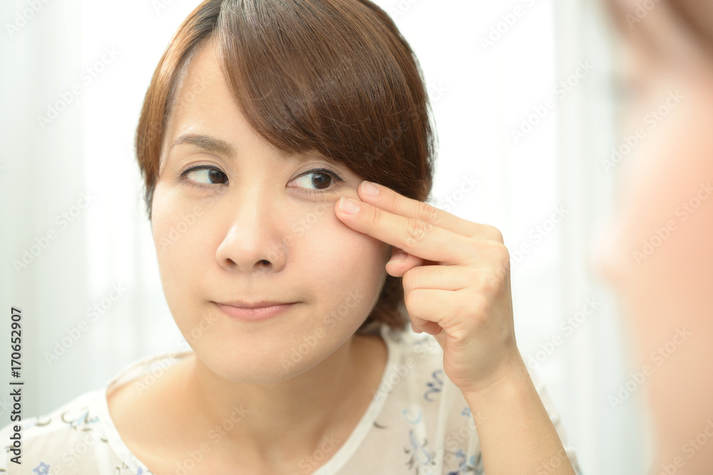 スキンケアをする女性