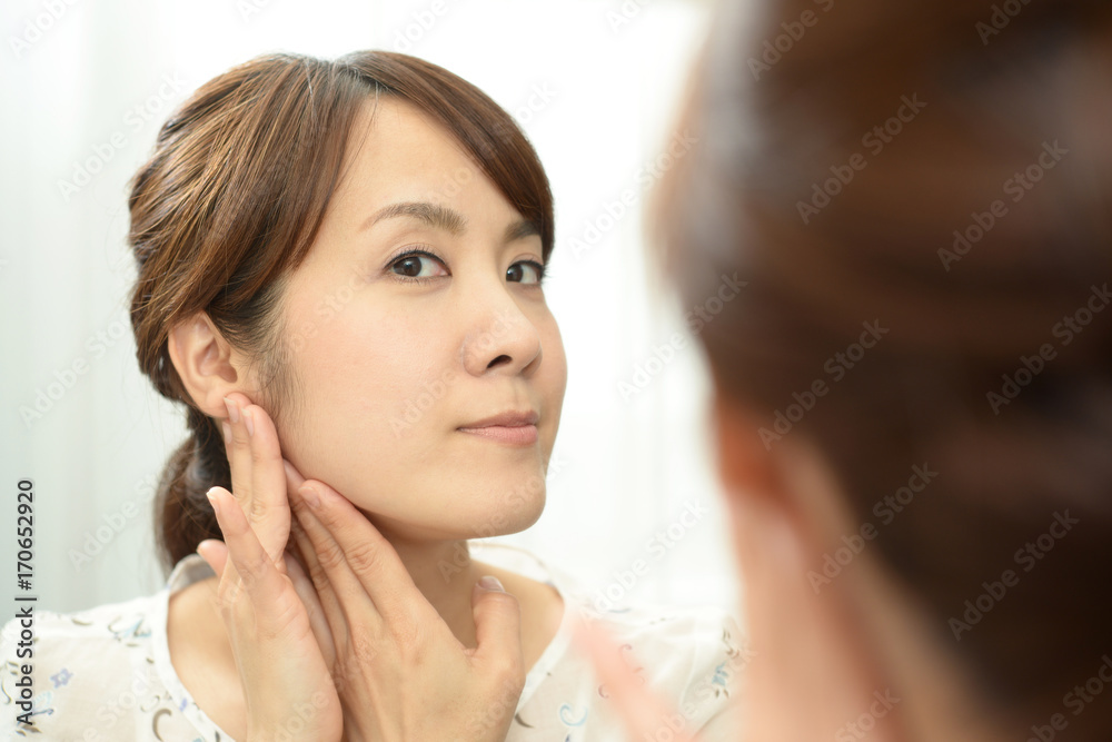 スキンケアをする女性 スキンケアをする女性