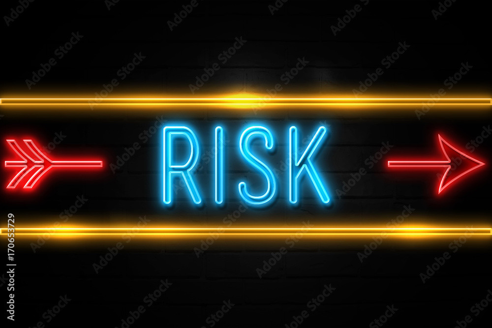 Obraz premium Risk - fluorescent Neon Sign on brickwall Front view