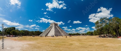 Canvastavla CHICHEN ITZA, MEXICO - FEB 26, 2016: Crowds of tourists visit the Kukulkan pyramid at the archeological site Chichen Itza