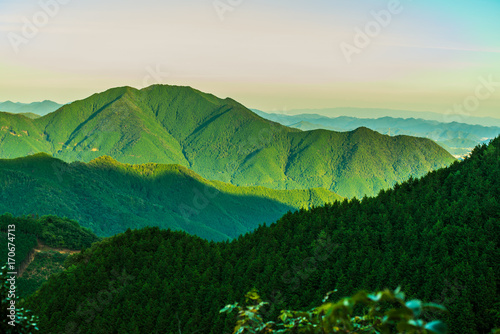 神戸、六甲山を遠く眺望する・山波み