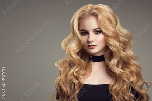 Blond kobieta z długie kręcone piękne włosy.