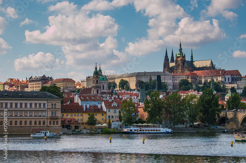 Veduta panoramica di Praga con l'antico castello e la cattedrale di San Vito