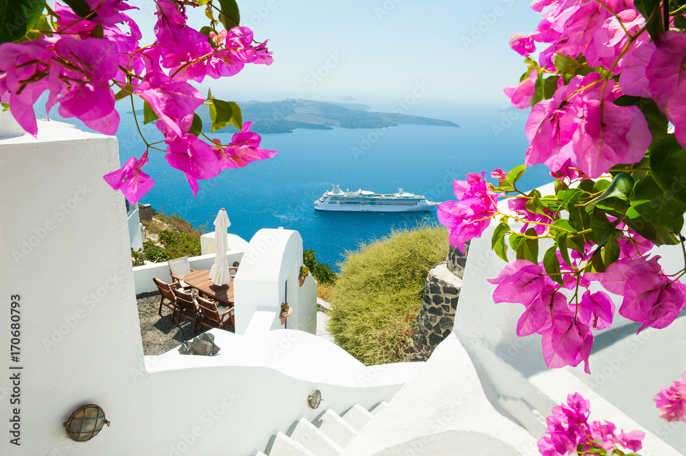 Fototapeta premium Biała architektura na Santorini wyspie, Grecja.