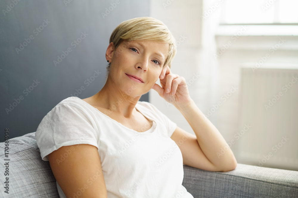 moderne frau entspannt zu hause moderne frau entspannt zu hause
