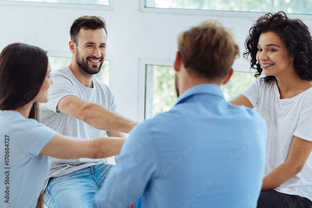 Fototapeta premium Mili zachwyceni ludzie trzymający się za ręce