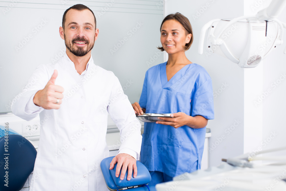 Obraz premium assistant and doctor are meeting next client near the chair in hospital