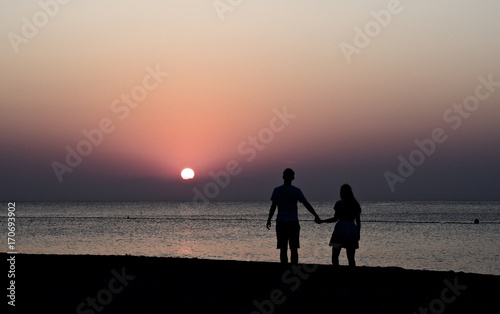 Silhouette eines Paares beim Sonnenaufgang 
