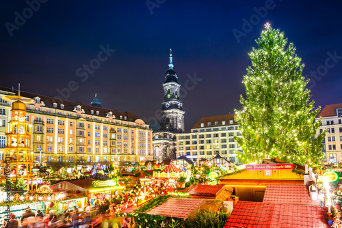 Obraz na płótnie Dresden, Germany - Striezelmarkt on Christmas w salonie