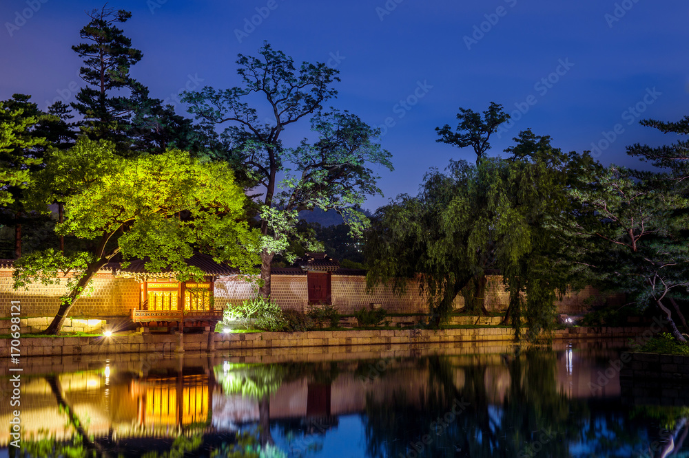 Fototapeta premium Gyeongbokgung Palace at night in seoul,Korea.