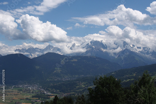 Massif du Mont-Blanc dans les nuages