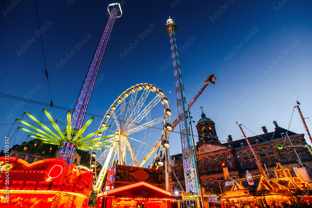 Fotografie Night view of amusement park carousel