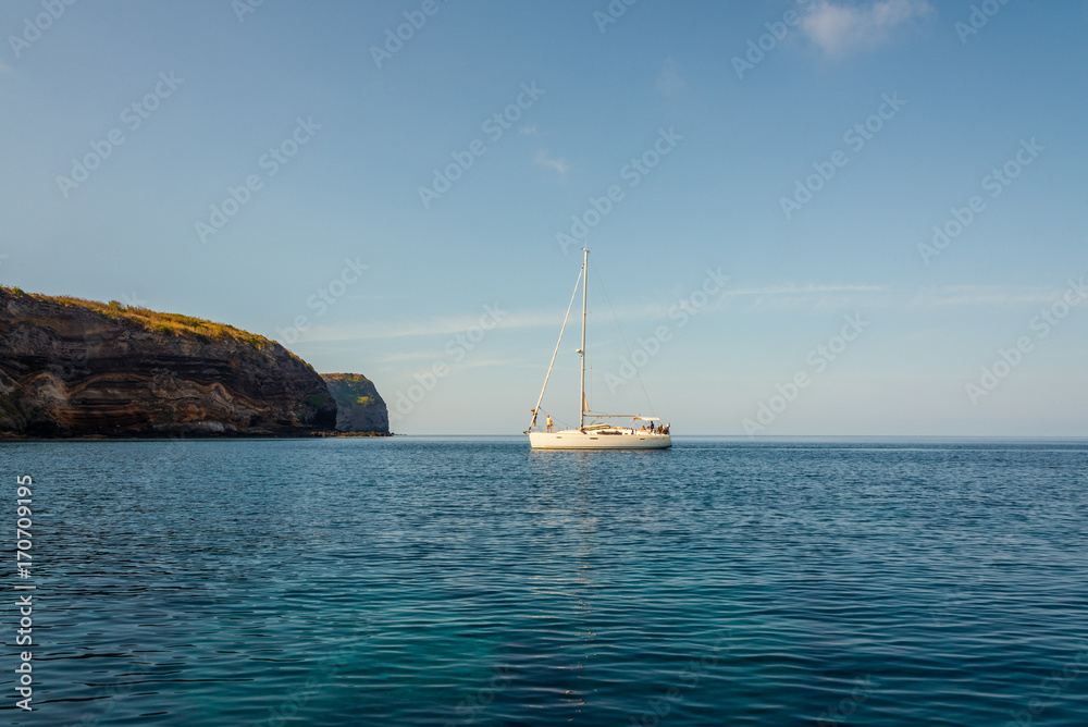il mare dell'isola di Ventotene con barca