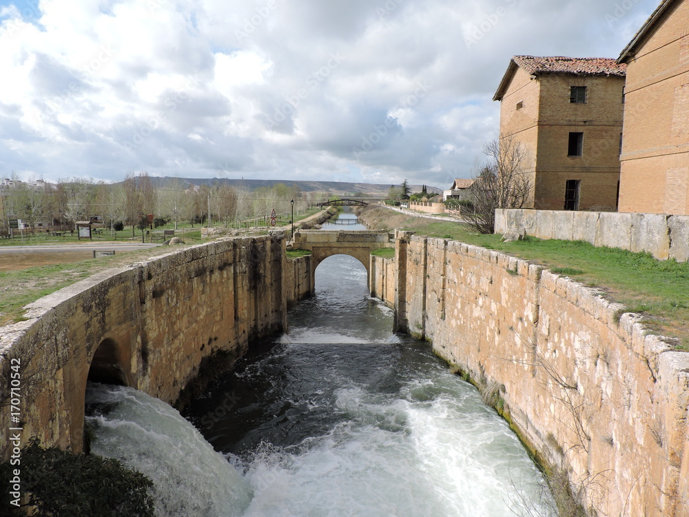 Canal de Castilla a su paso por tierras palentinas