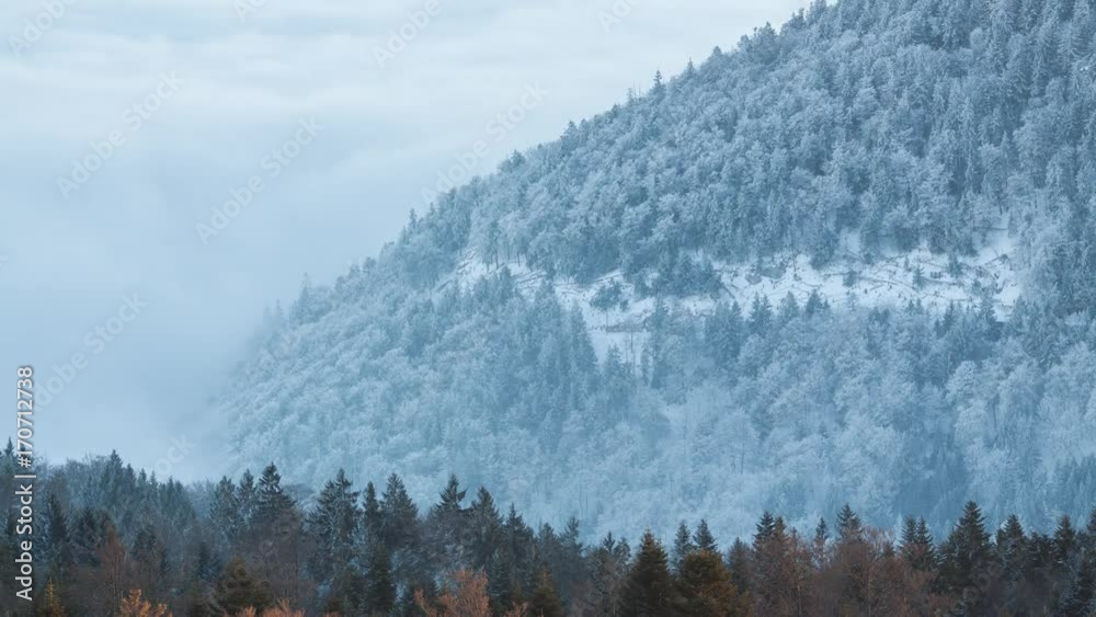 Timelapse de la mer de brouillard qui glisse sur le Jura enneigé.