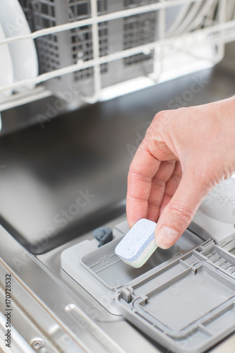 Foto Close Up Of Woman Putting Detergent Tablet Into Dishwater