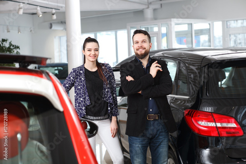 couple chooses the car in the showroom