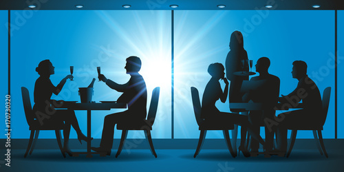 salle de restaurant -  silhouette - table -serveur - couple - amis