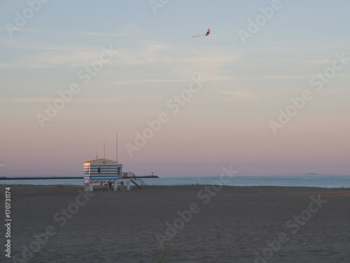 Cerf volant au coucher du soleil sur la plage des chalet, Gruissan