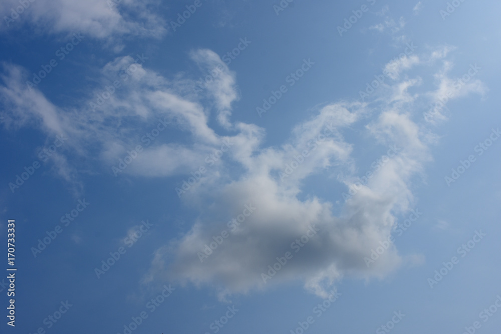 青空と雲「空想・雲のモンスター（画面左上付近に人物や神などのイメージ）好好爺、偉大なお告げ、神の力、神話などのイメージ