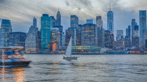 Fotografering Lower Manhattan Skyline and East River bustle
