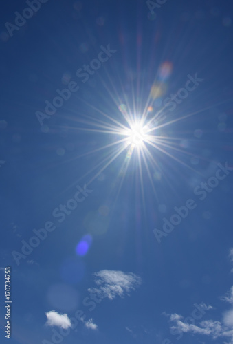 太陽と青空と雲「空想・雲のモンスター」残照、暑い、熱中症などのイメージ