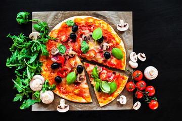Fototapete Pizzeria Margherita auf dunklem Untergrund mit Zutaten  © nataliazakharova