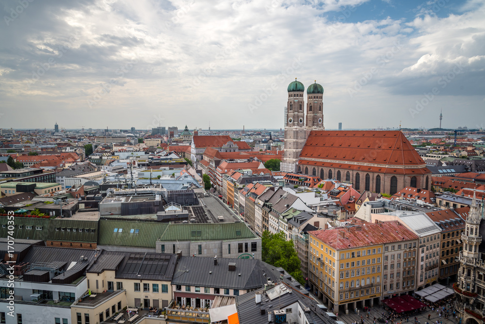Fototapeta premium Scenic panoramic high angle view of city centre of Munich