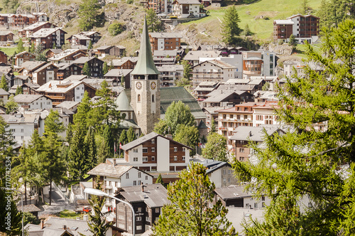 Zermatt, Dorf, Bergdorf, Dorfkirche, Kirche, Dorfzentrum, Walliser Häuser, Wanderweg, Wanderferien, Alpen, Wallis, Sommer, Schweiz