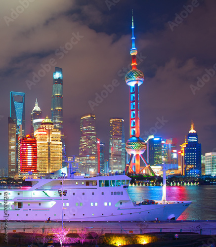 Canvas Print Shanghai Downtown at night, China