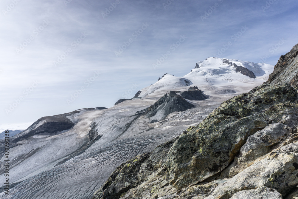 Φωτογραφία A beautiful big mountain (Strahlhorn) with glacier in the alps of switzerland