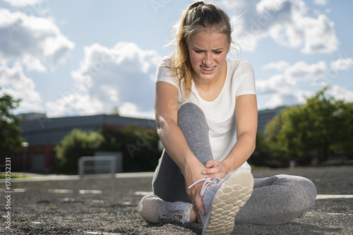 Ein Mädchen hat sich beim Sport den Knöchel verletzt