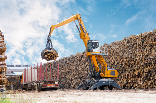 machinery for loading logs