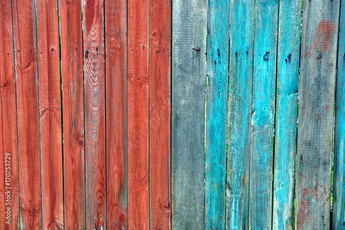 красно синяя деревянная текстура из досок старого забора © butus
