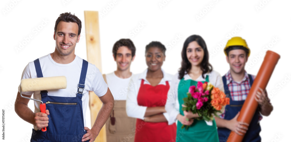 Fototapeta premium Fröhlicher Maler-Lehrling mit anderen Azubis
