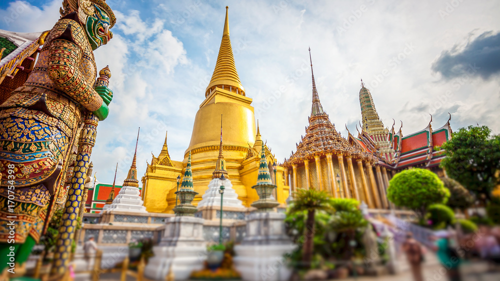 Naklejka premium Wat Phra Kaew, Świątynia Szmaragdowego Buddy, Wielki Pałac, Bangkok, Tajlandia