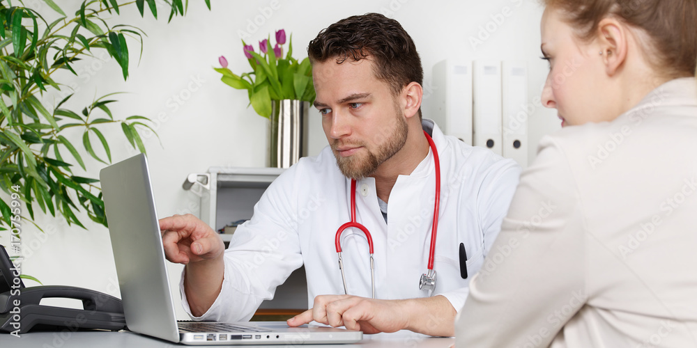 Arzt erläutert Patientin die Untersuchungsergebnisse Arzt erläutert Patientin die Untersuchungsergebnisse