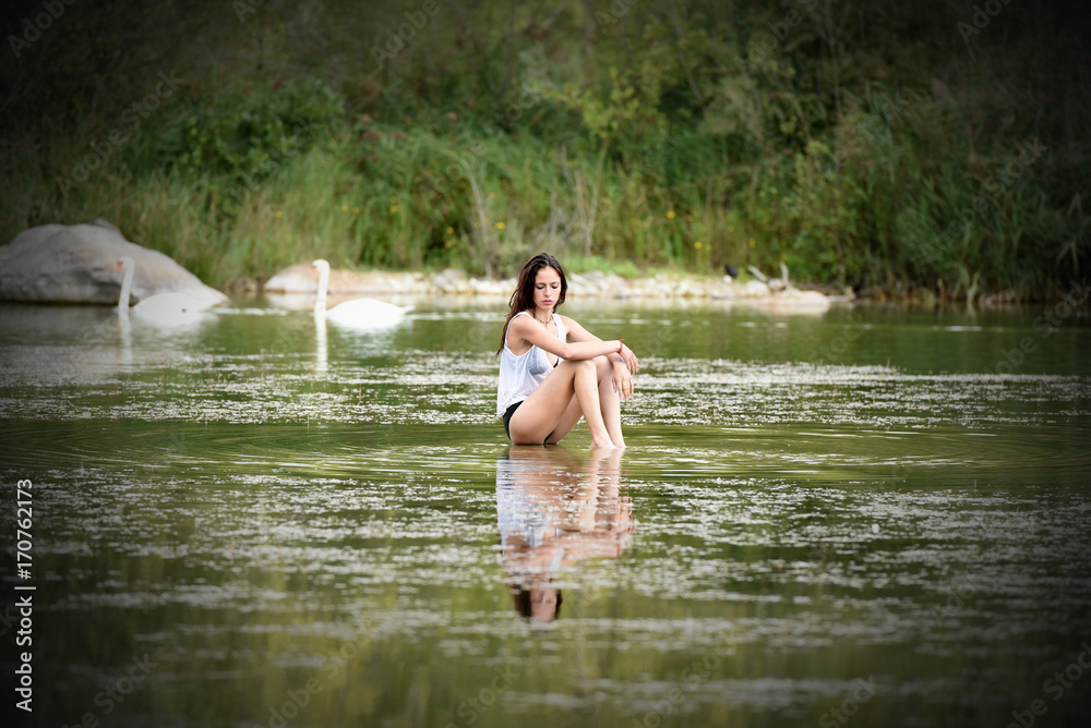 jeune femme sensuelle se baignant jeune femme sensuelle se baignant