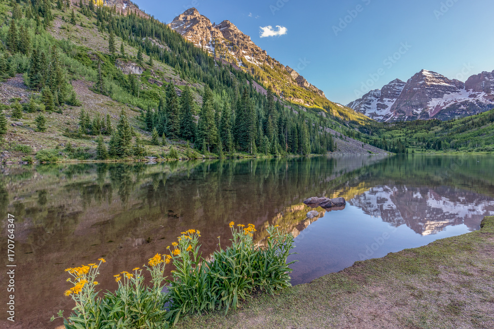 Fototapeta premium Maroon Bells Summer Landscape Reflection