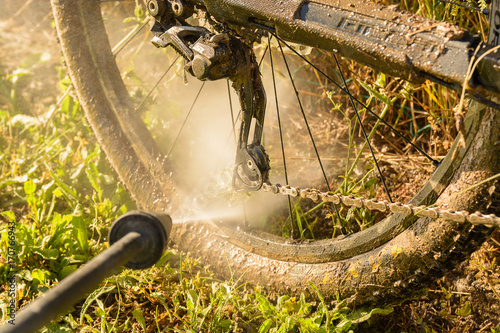 Limpiar la bicicleta de montaña con agua a presión
