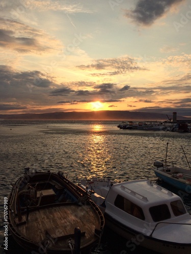Sonnenuntergang am Hafen mit Booten im Vordergrund