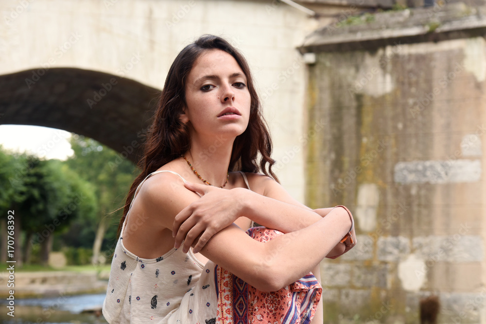 jeune femme dans un village