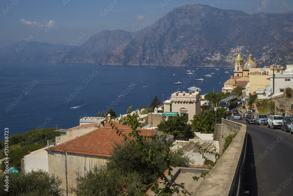 Case e ville in vendita che affacciano direttamente sul mar mediterraneo e precisamente sul golfo di Salerno. A loro fianco una strada. Le abitazioni si trovano a Positano, nella costiera Amalfitana.