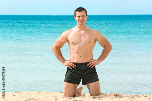 Handsome young man on sea b...