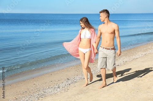 Happy young couple on sea b...