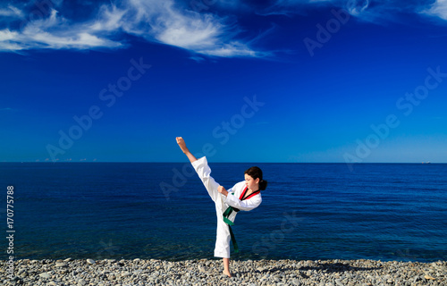 Тренировка девочки на пляже, на море: тхэквондо, спорт