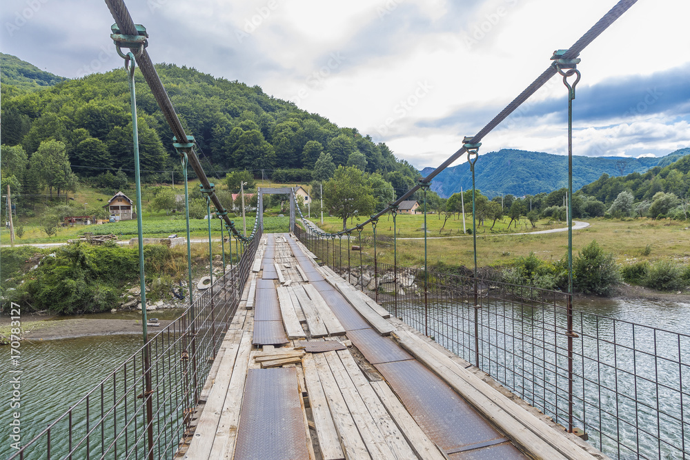 подвесной мост через реку в горах 