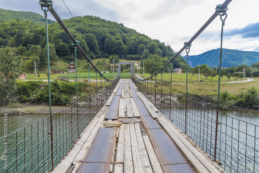 подвесной мост через реку в горах 